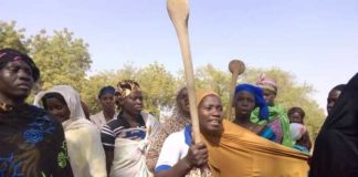 Un commerçant soupçonné de meurtre battu par des femmes à la gendarmerie