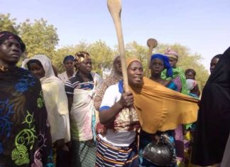 Un commerçant soupçonné de meurtre battu par des femmes à la gendarmerie
