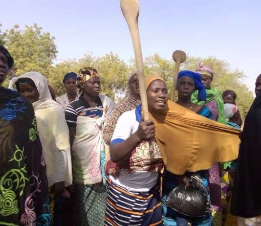 Un commerçant soupçonné de meurtre battu par des femmes à la gendarmerie