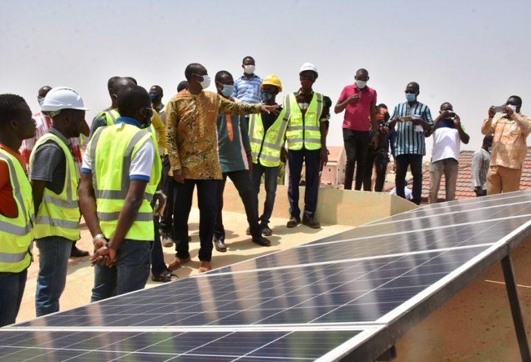 Projet back up solaire phase I: Le ministre Bachir Ouédraogo visite des installations