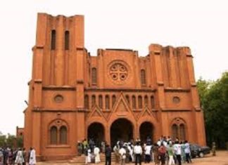 Lutte contre le coronavirus: Les messes publiques et les catéchèses suspendues