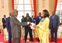 Madina Ganou, Ambassadeur, présente ses lettres de créance au président Yoweri Museveni