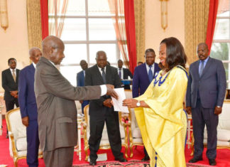 Madina Ganou, Ambassadeur, présente ses lettres de créance au président Yoweri Museveni