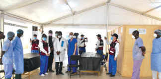 Lutte contre le COVID-19 : les experts chinois offrent du matériel médical à Yalgado