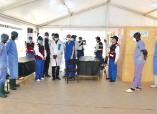 Lutte contre le COVID-19 : les experts chinois offrent du matériel médical à Yalgado