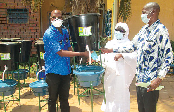 Lutte contre la maladie à coronavirus : la mutuelle de la SONATUR offre des lave-mains et des gels hydro-alcooliques au personnel