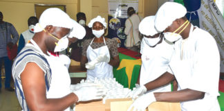 Lutte contre le COVID-19 : Des jeunes formés à la fabrication du gel hydroalcoolique