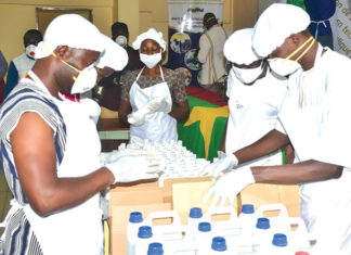 Lutte contre le COVID-19 : Des jeunes formés à la fabrication du gel hydroalcoolique