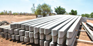 Fabrication de poteaux en béton: le ministre Bachir Ouédraogo visite quatre usines