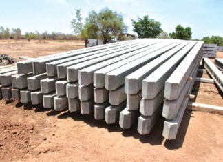 Fabrication de poteaux en béton: le ministre Bachir Ouédraogo visite quatre usines