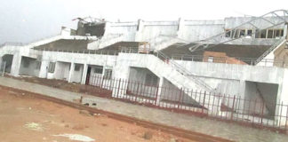 Toiture décoiffée du stade de Tenkodogo : Les services techniques font le constat sur le chantier
