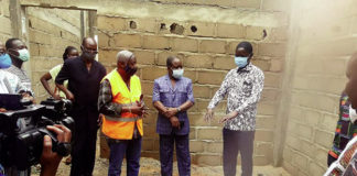 Tenkodogo: le ministre Alkassoum Maïga « inspecte » le chantier