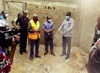 Tenkodogo: le ministre Alkassoum Maïga « inspecte » le chantier