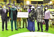 Entrepreneuriat des jeunes : Des bénéficiaires de fonds reçoivent des chèques