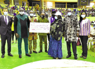 Entrepreneuriat des jeunes : Des bénéficiaires de fonds reçoivent des chèques