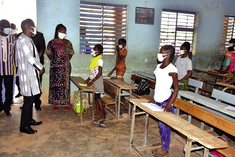 Réouverture des classes d'examen: des cours de COVID-19 dispensés ...