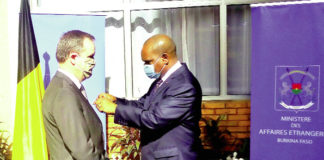 Coopération bilatérale : en fin de mission, l’ambassadeur belge Lieven De La Marche décoré