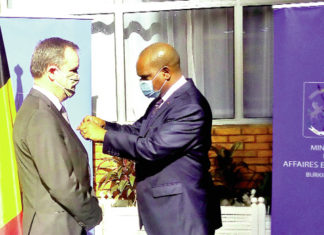 Coopération bilatérale : en fin de mission, l’ambassadeur belge Lieven De La Marche décoré