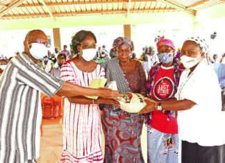 Centre Delwendé de Sakoula : Les « vieilles » reçoivent des vivres