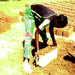 Confection des briques: Une passion pour Sandrine Doulkom et Léontine Yelkouni