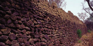 Ruines de Loropéni : Un joyau touristique menacé