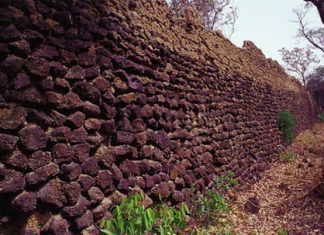 Ruines de Loropéni : Un joyau touristique menacé