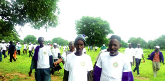 Commune de Bondoukuy: des jeunes reverdissent la cour du lycée de Ouakara