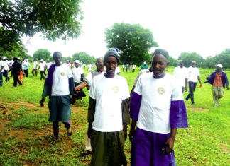 Commune de Bondoukuy: des jeunes reverdissent la cour du lycée de Ouakara
