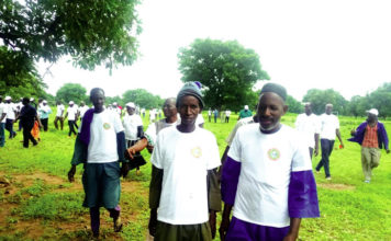 Commune de Bondoukuy: des jeunes reverdissent la cour du lycée de Ouakara