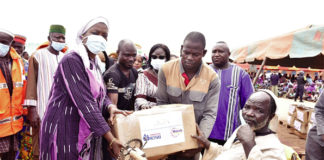 Soutien aux personnes vulnérables : l’épouse du chef de l’Etat, Sika Kaboré, offre des vivres à 200 familles