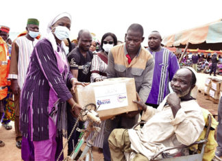Soutien aux personnes vulnérables : l’épouse du chef de l’Etat, Sika Kaboré, offre des vivres à 200 familles