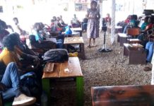 Journée sans téléphone portable : Bernadette observe le comportement des étudiants