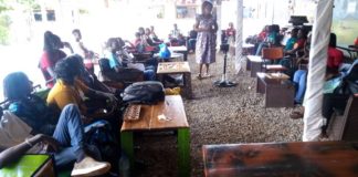 Journée sans téléphone portable : Bernadette observe le comportement des étudiants