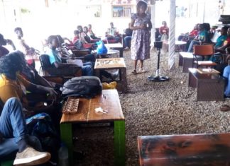 Journée sans téléphone portable : Bernadette observe le comportement des étudiants
