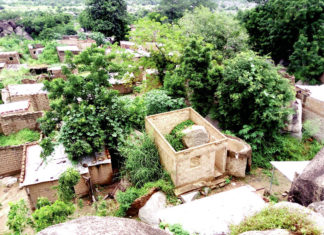 Village de Koro dans les Hauts-Bassins : Ils vivent en hauteur et cultivent en bas
