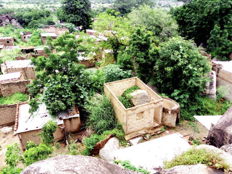 Village de Koro dans les Hauts-Bassins : Ils vivent en hauteur et cultivent en bas