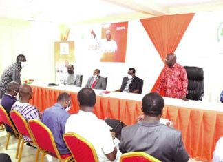 La majorité présidentielle échange avec des observateurs