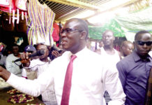 Le candidat à la cravate poursuit sa campagne de proximité à Dori