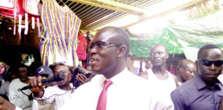 Le candidat à la cravate poursuit sa campagne de proximité à Dori