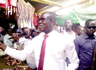 Le candidat à la cravate poursuit sa campagne de proximité à Dori