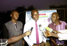 Pr Abdoulaye Soma pêche ses voix au marché central de Fada