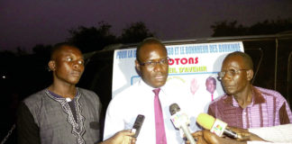 Pr Abdoulaye Soma pêche ses voix au marché central de Fada