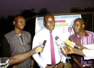 Pr Abdoulaye Soma pêche ses voix au marché central de Fada