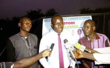 Pr Abdoulaye Soma pêche ses voix au marché central de Fada
