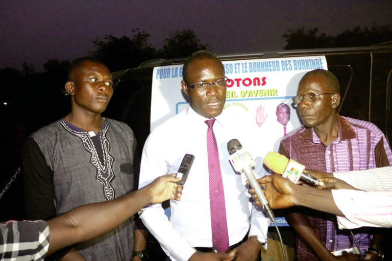 Pr Abdoulaye Soma pêche ses voix  au marché central de Fada