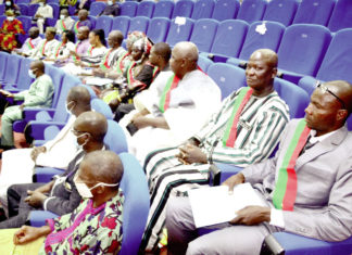 Gestion de la COVID -19 Les députés déplorent des « tâtonnements »