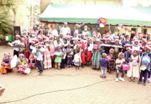 Editions Sidwaya Papa Noël comble les enfants du personnel de cadeaux