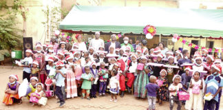 Editions Sidwaya Papa Noël comble les enfants du personnel de cadeaux