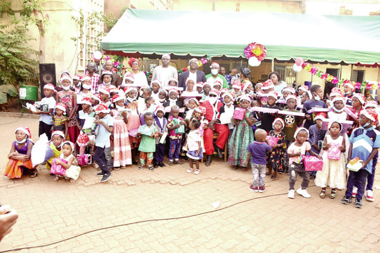 Editions Sidwaya Papa Noël comble les enfants du personnel de cadeaux