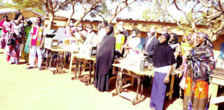Institut des jeunes sourds du Faso : Des kits d’installation pour des couturiers et coiffeuses